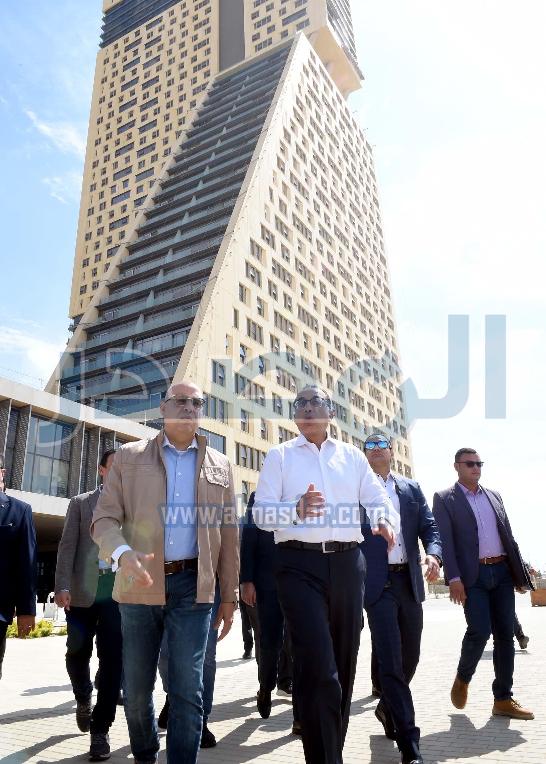 مدبولى يبدأ جولة تفقدية لعدد من المشروعات بالعاصمة الإدارية