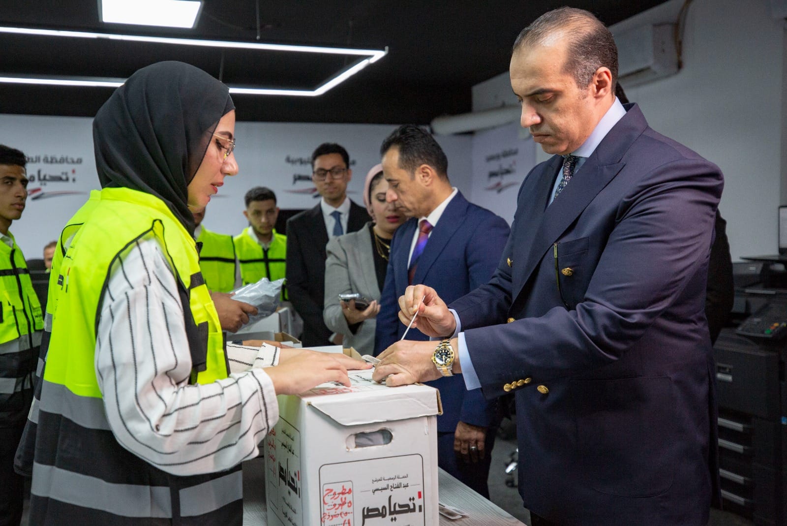 وكيل المرشح الرئاسي يقدم أوراق ترشحه للهيئة الوطنية