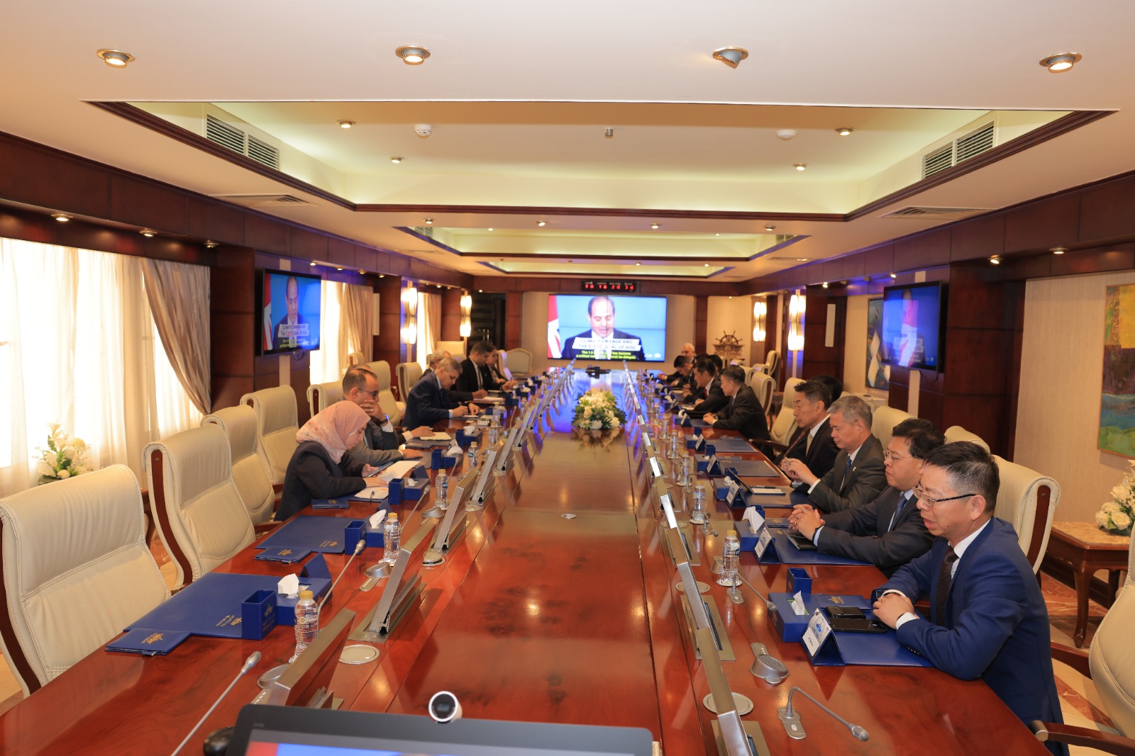 الفريق أسامة ربيع يلتقي وفد الخط الملاحي العالمي COSCO