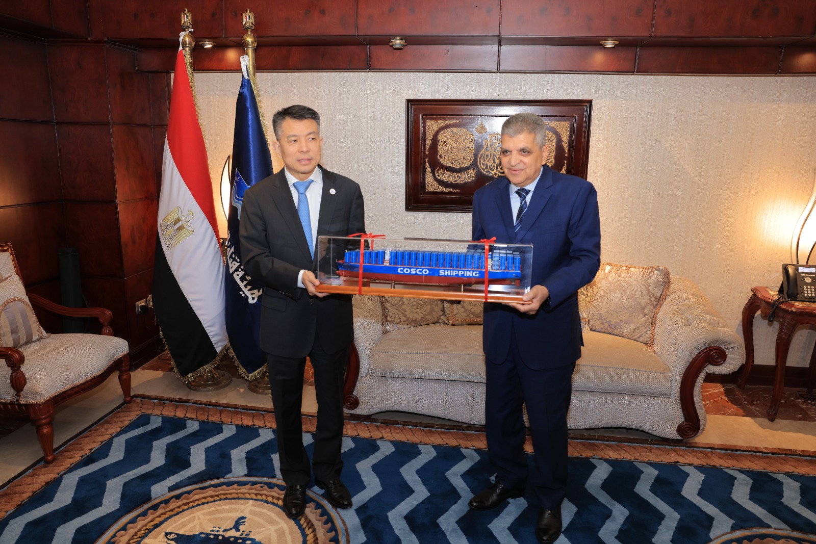 الفريق أسامة ربيع يلتقي وفد الخط الملاحي العالمي COSCO