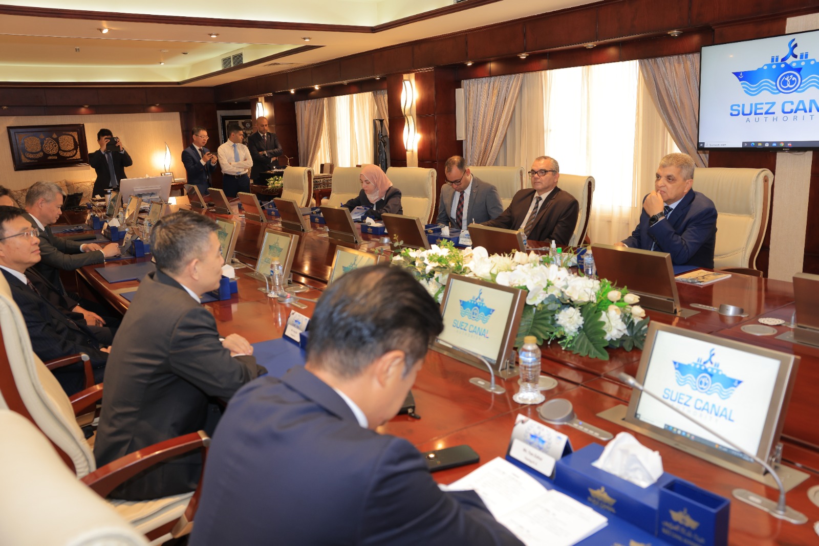 الفريق أسامة ربيع يلتقي وفد الخط الملاحي العالمي COSCO