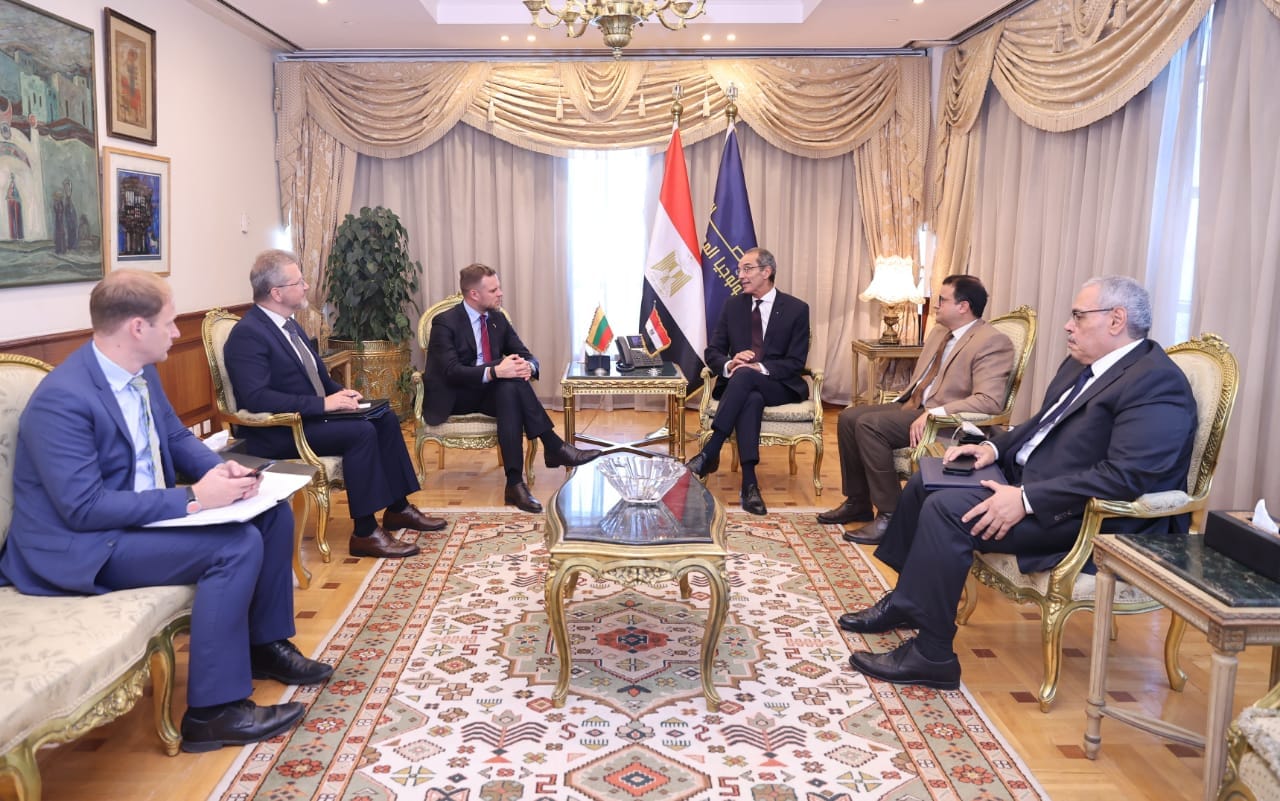 وزير الاتصالات مع وزير خارجية ليتوانيا