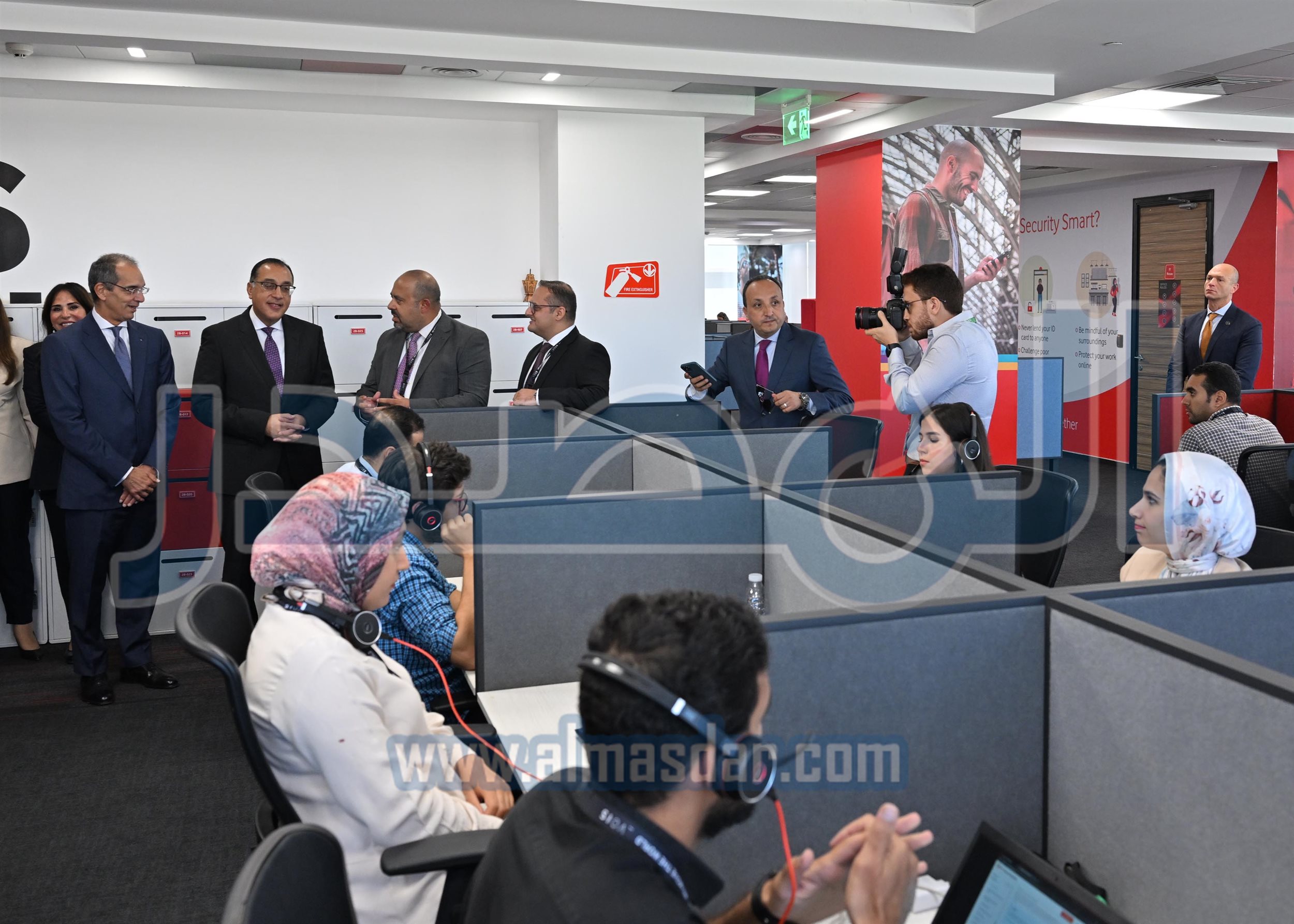 رئيس الوزراء يتفقد منظومة العمل بشركة فودافون للحلول الذكية