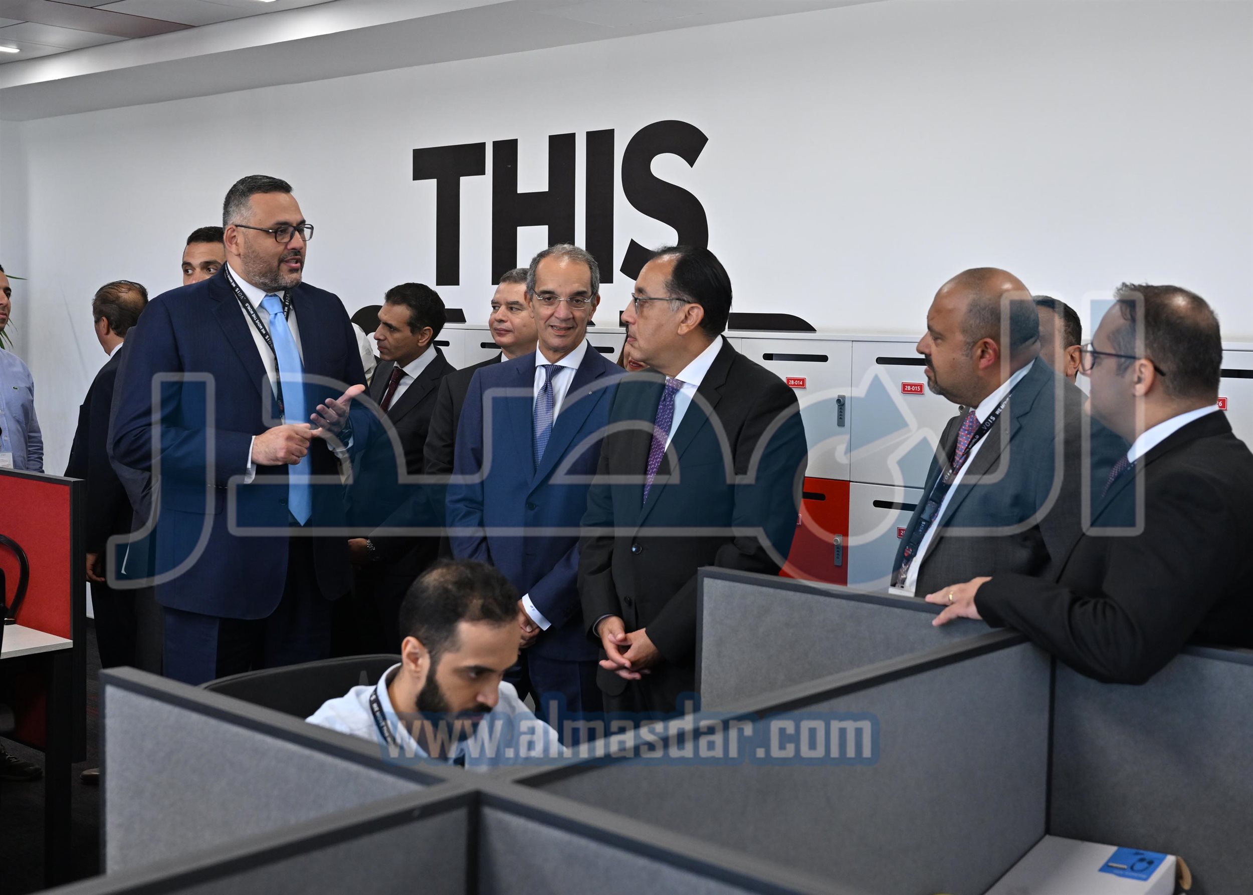 رئيس الوزراء يتفقد منظومة العمل بشركة فودافون للحلول الذكية