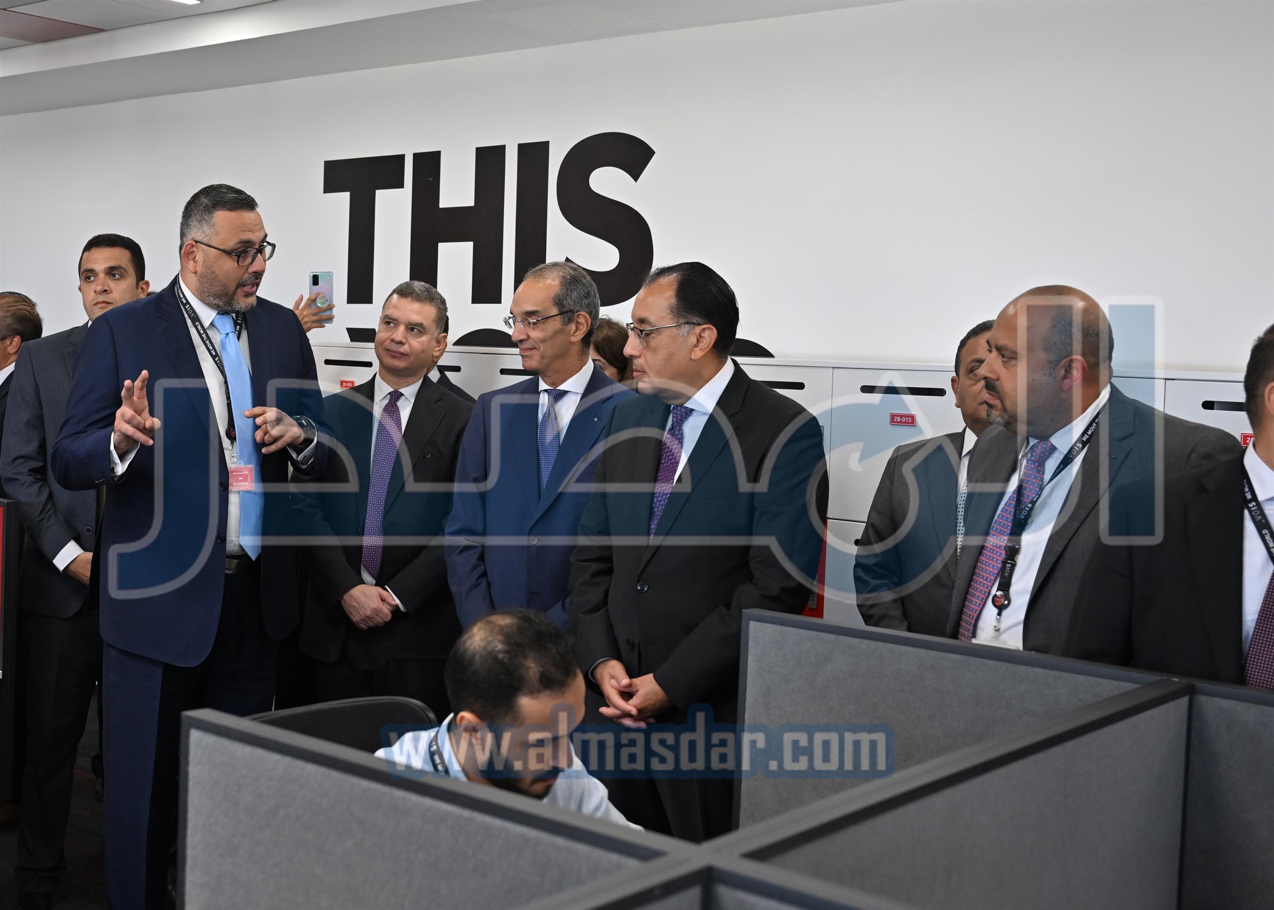 رئيس الوزراء يتفقد منظومة العمل بشركة فودافون للحلول الذكية