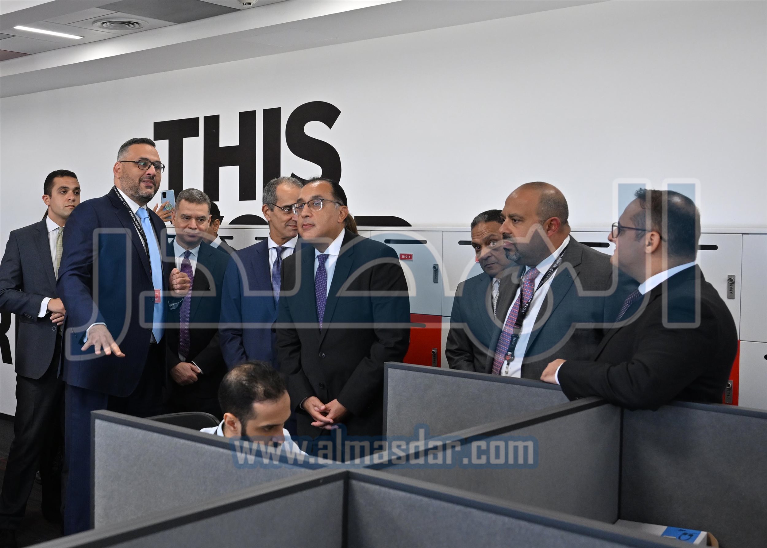 رئيس الوزراء يتفقد منظومة العمل بشركة فودافون للحلول الذكية