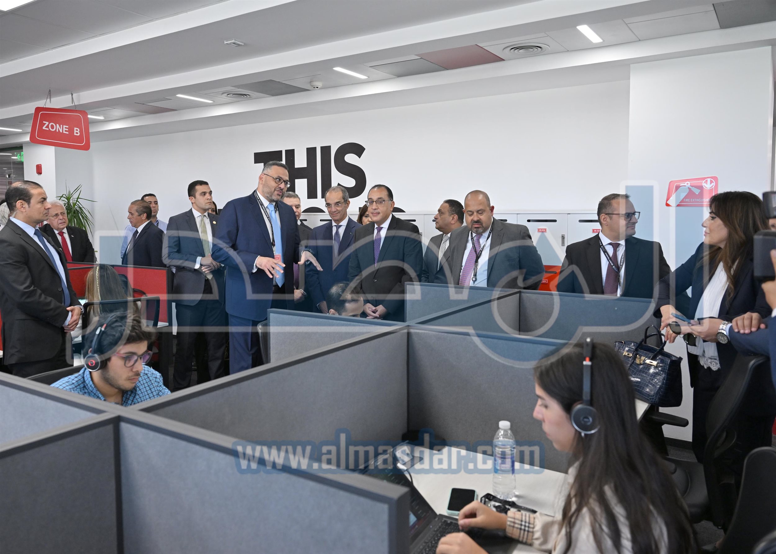 رئيس الوزراء يتفقد منظومة العمل بشركة فودافون للحلول الذكية