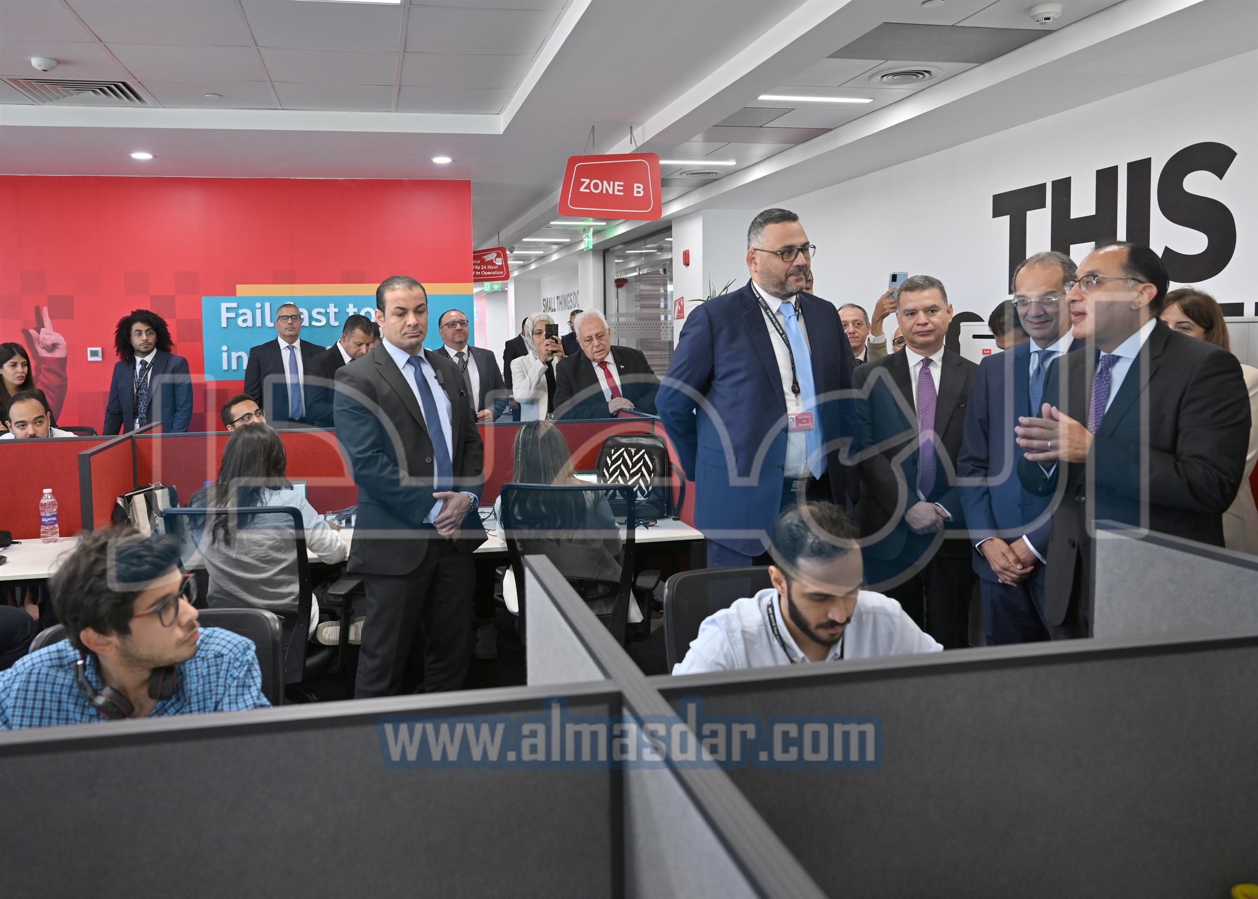 رئيس الوزراء يتفقد منظومة العمل بشركة فودافون للحلول الذكية