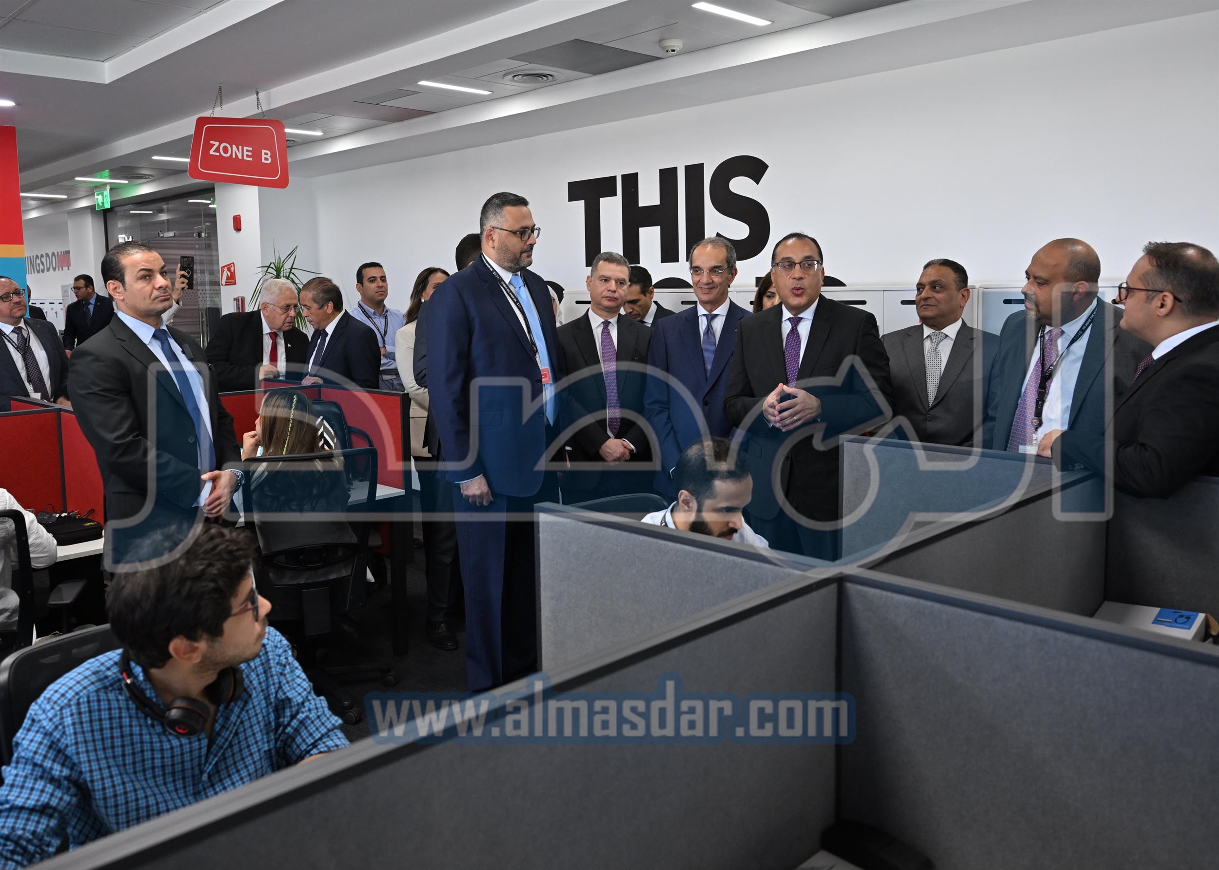 رئيس الوزراء يتفقد منظومة العمل بشركة فودافون للحلول الذكية