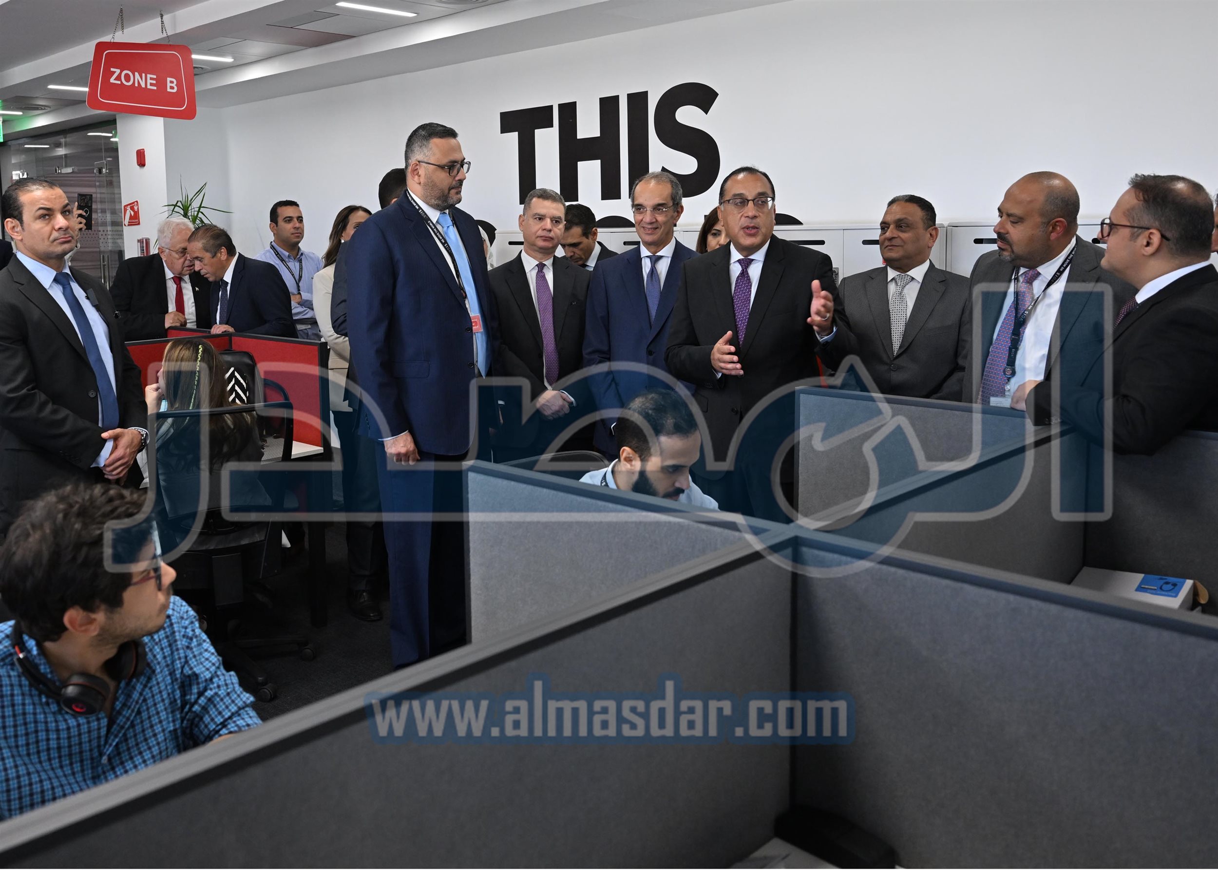 رئيس الوزراء يتفقد منظومة العمل بشركة فودافون للحلول الذكية
