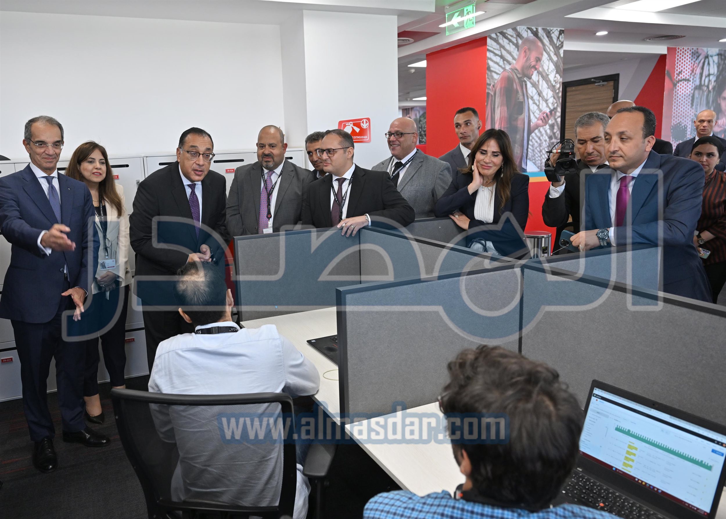 رئيس الوزراء يتفقد منظومة العمل بشركة فودافون للحلول الذكية