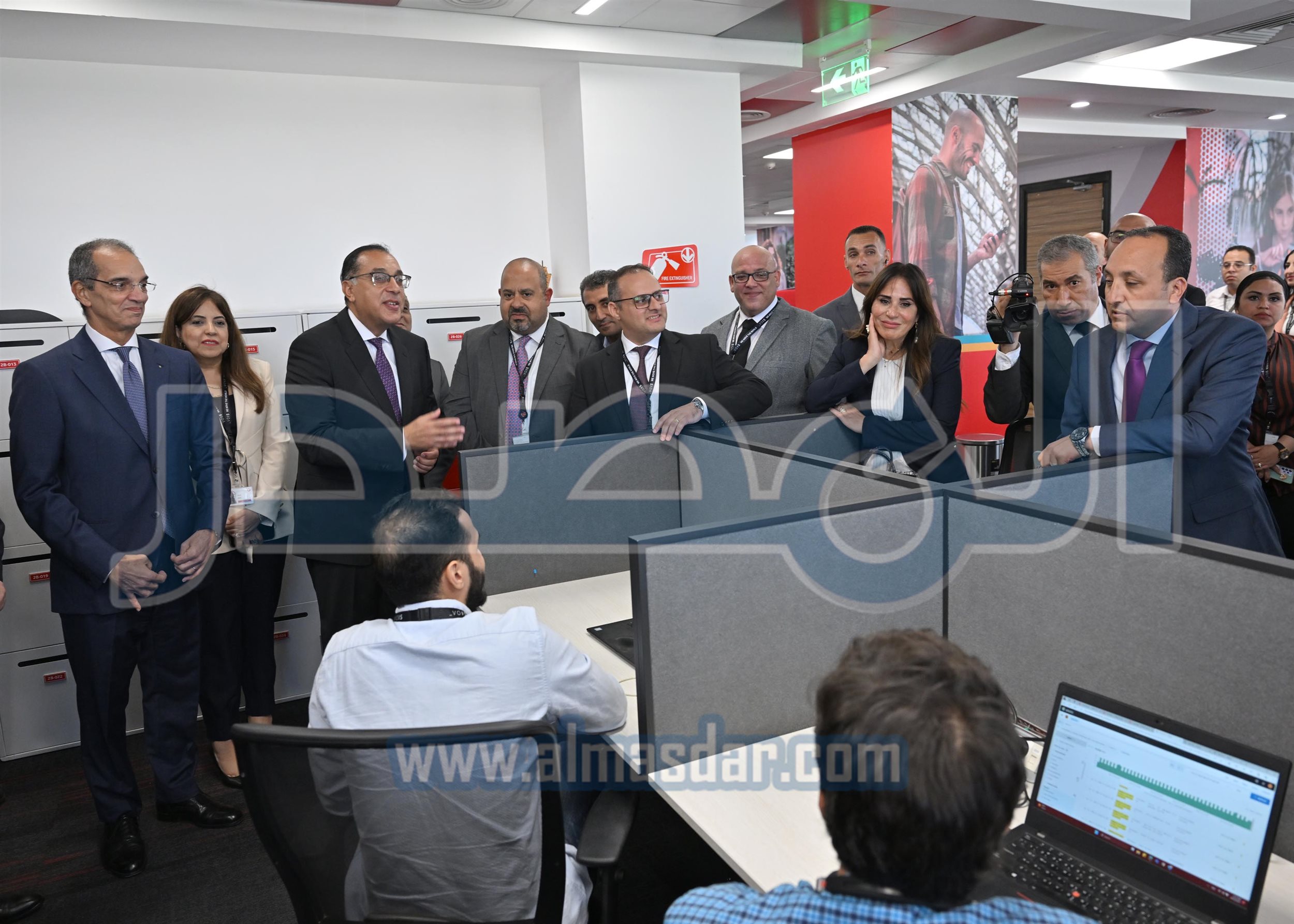 رئيس الوزراء يتفقد منظومة العمل بشركة فودافون للحلول الذكية