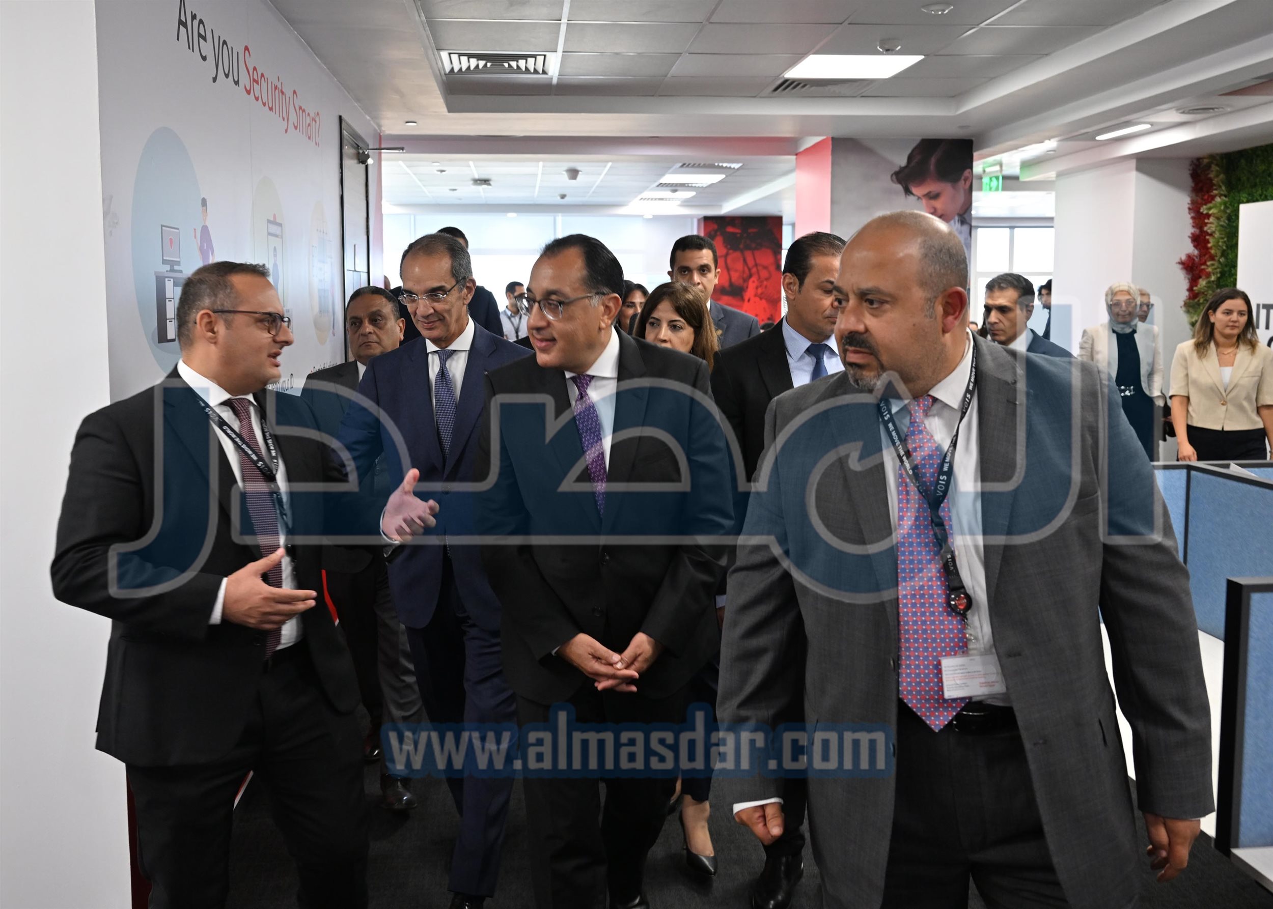 رئيس الوزراء يتفقد منظومة العمل بشركة فودافون للحلول الذكية