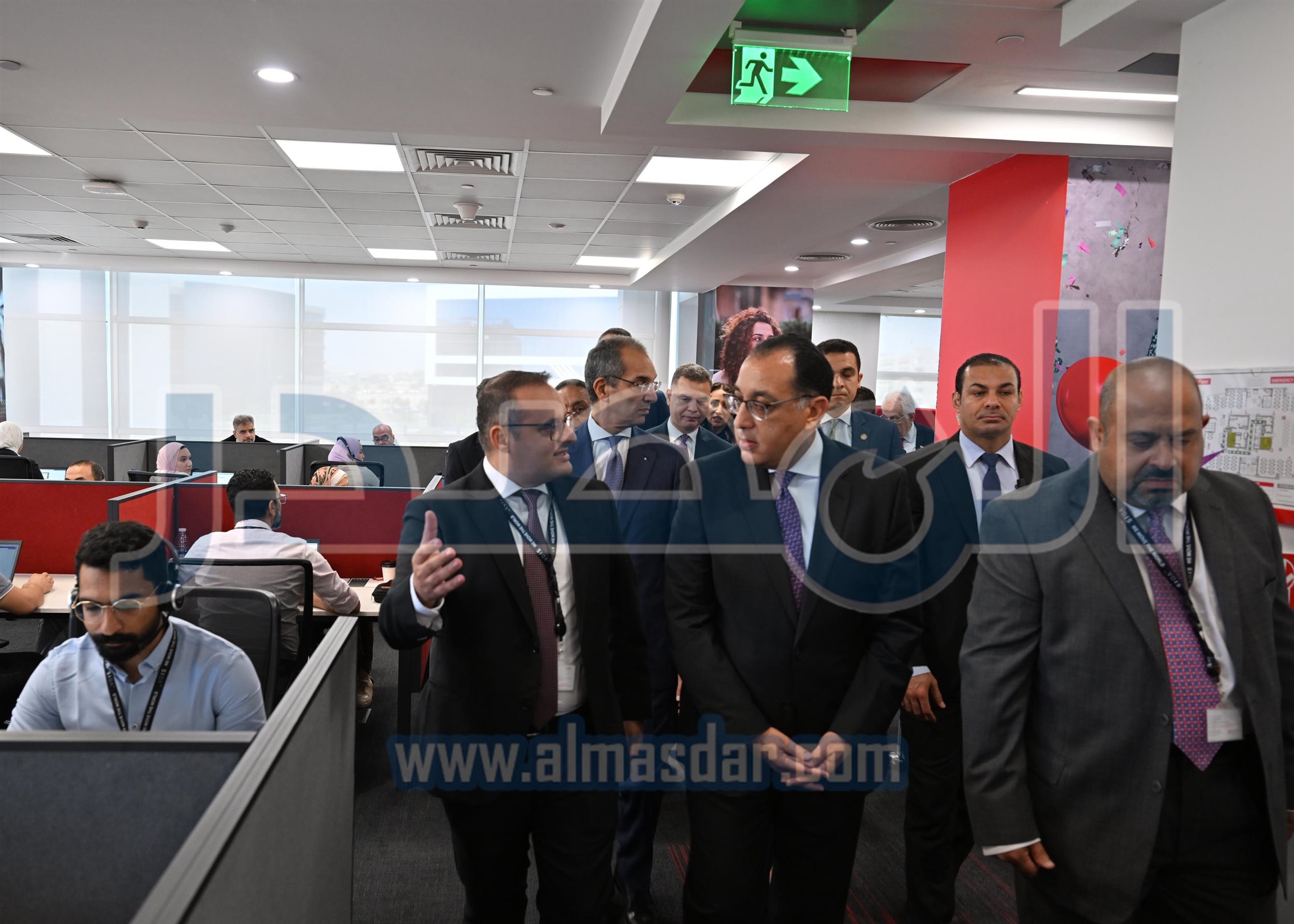 رئيس الوزراء يتفقد منظومة العمل بشركة فودافون للحلول الذكية