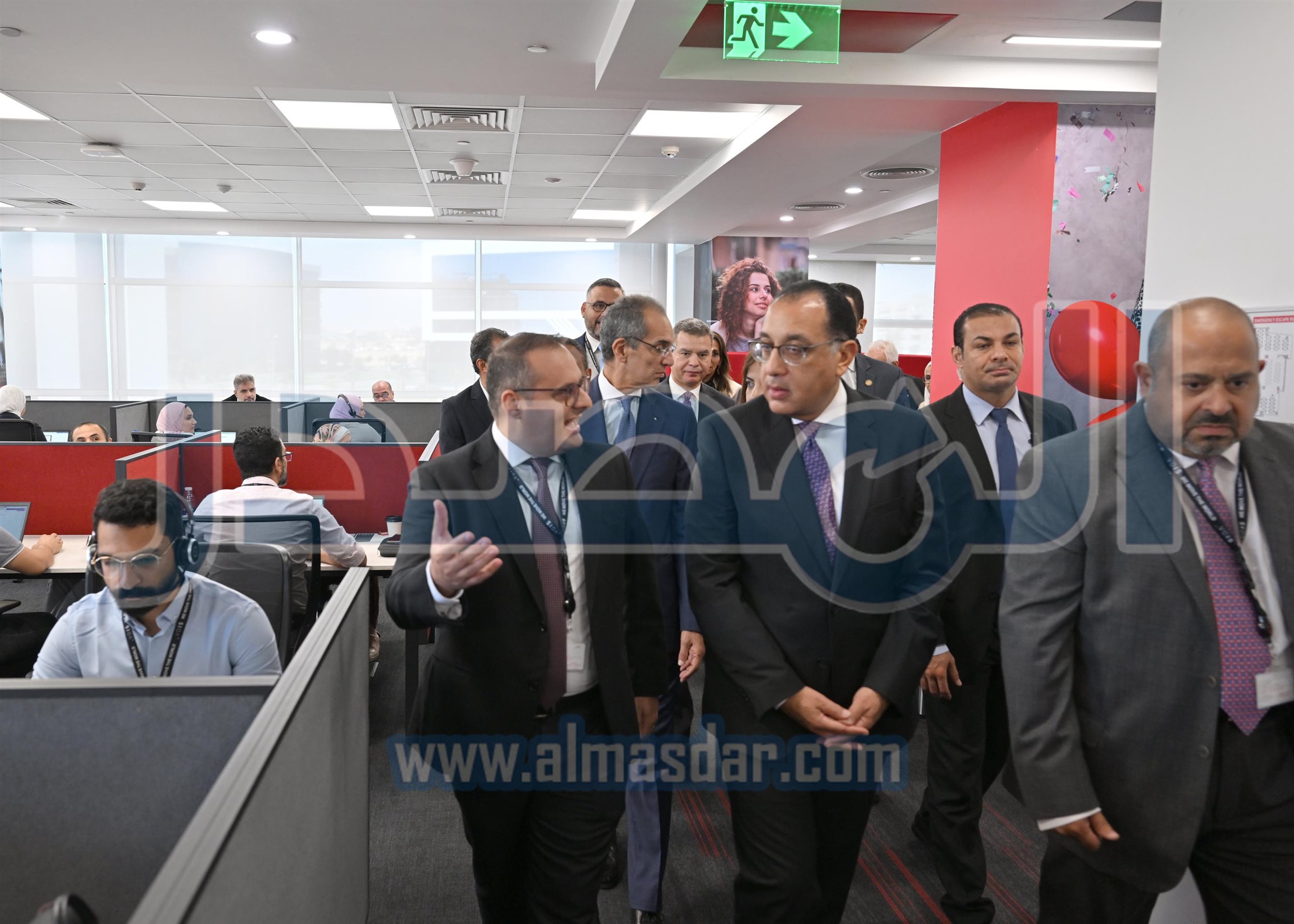 رئيس الوزراء يتفقد منظومة العمل بشركة فودافون للحلول الذكية