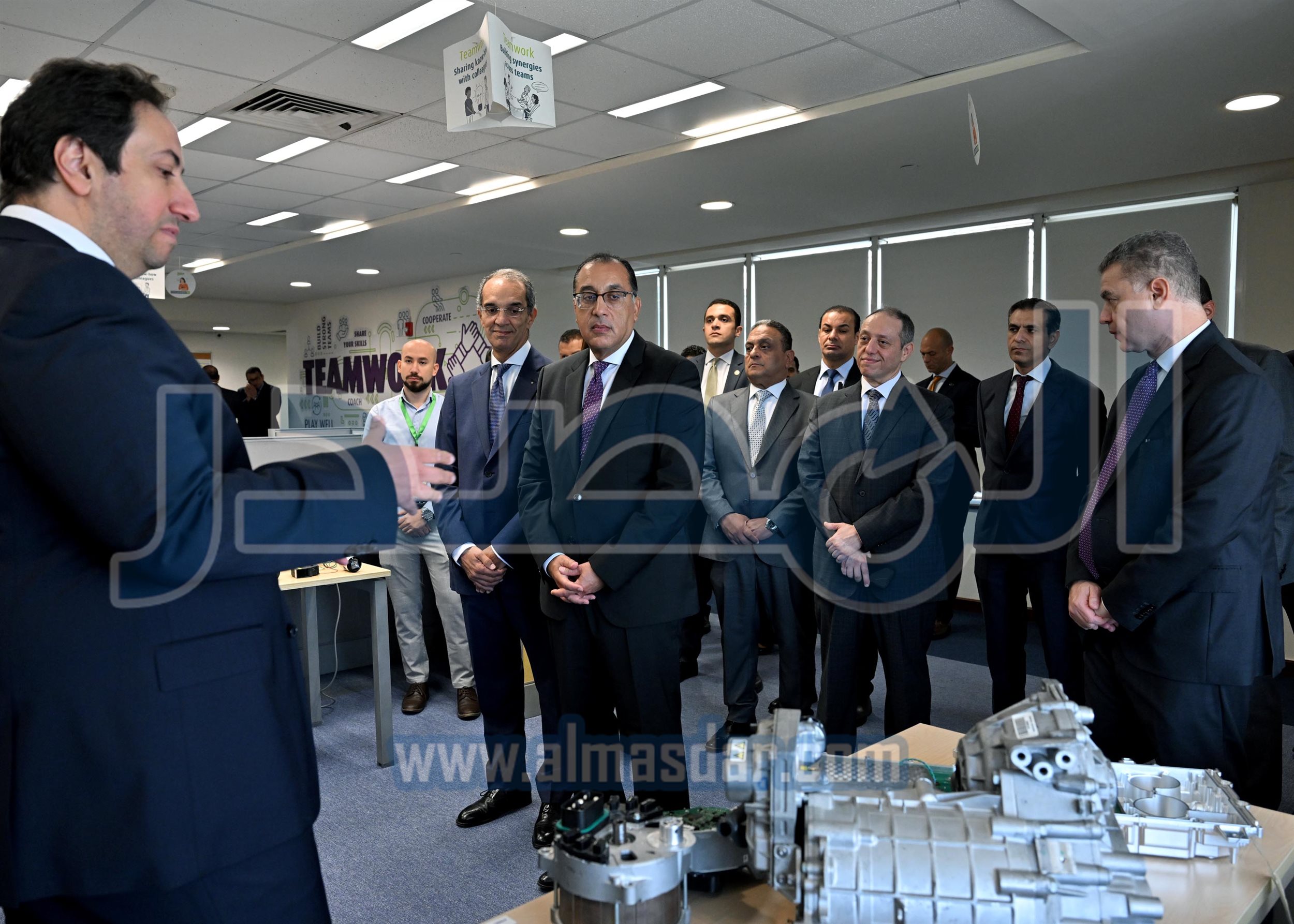 رئيس الوزراء يتفقد شركة
