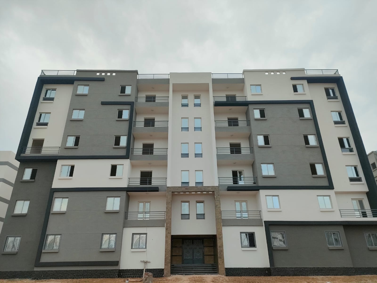 وزير الإسكان يطرح وحدات سكنية بمشروعات الإسكان المتميز