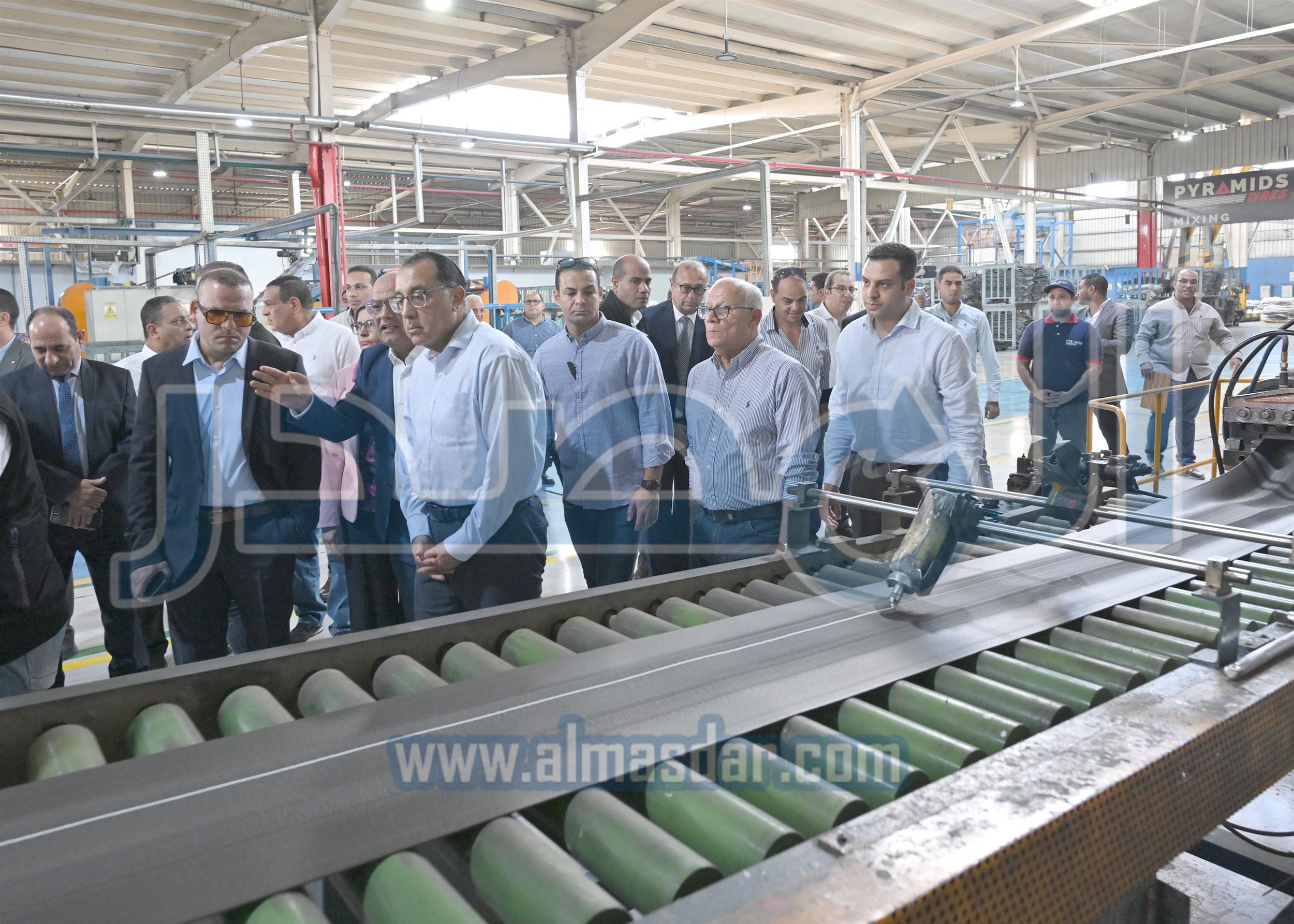 مدبولى يتفقد توسعات مصنع �بيراميدز� لتصنيع إطارات السيارات