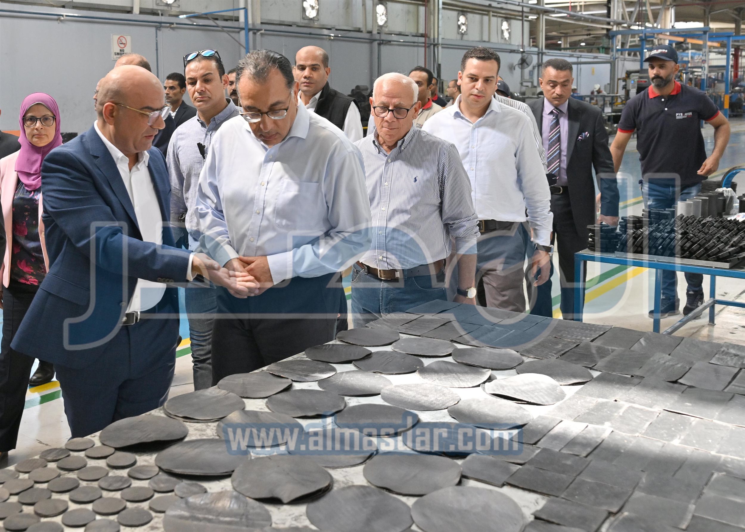 مدبولى يتفقد توسعات مصنع �بيراميدز� لتصنيع إطارات السيارات