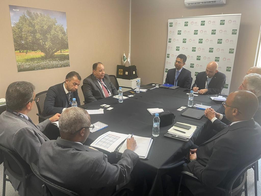 وزير المالية مع الرئيس التنفيذي للمؤسسة الدولية الإسلامية