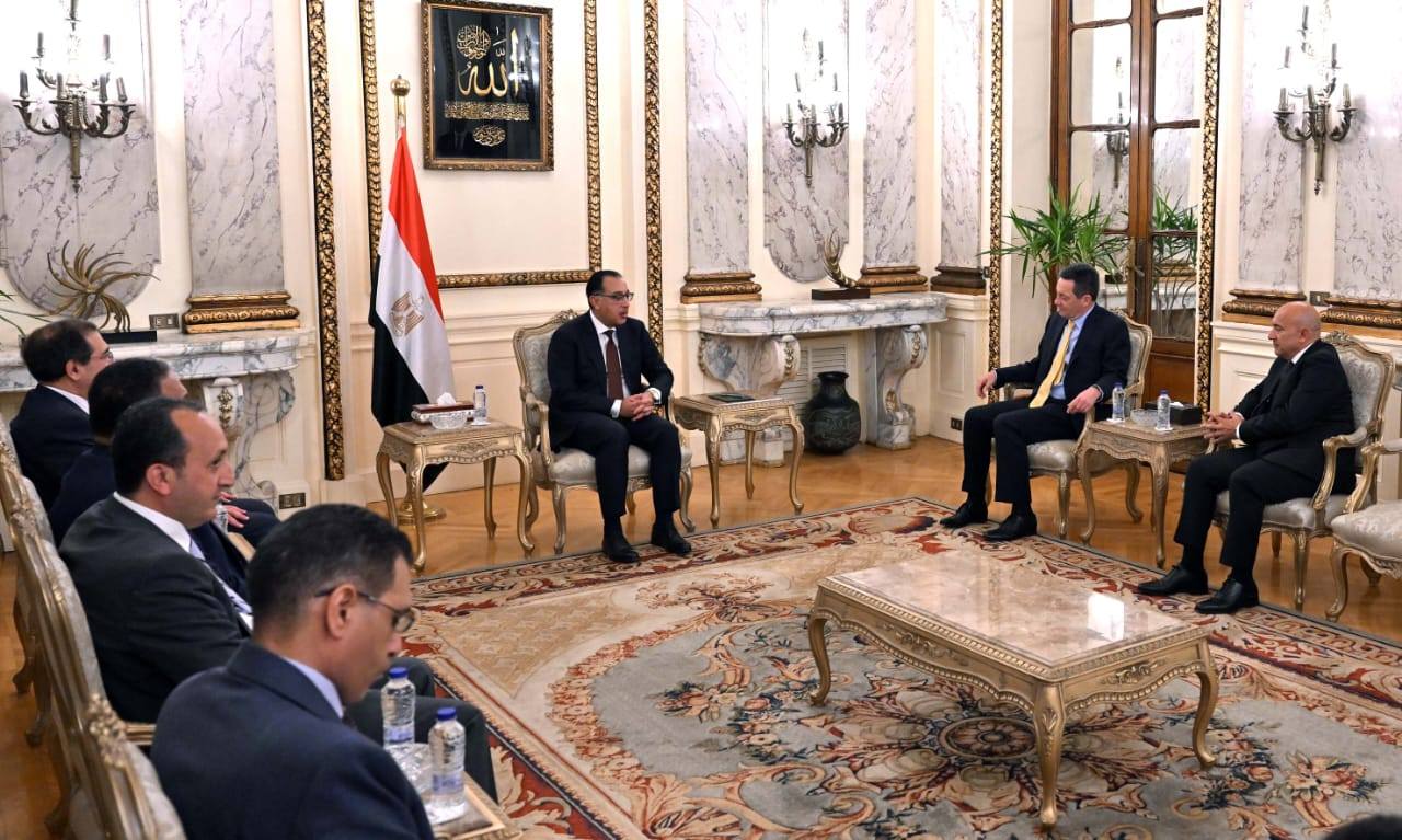 رئيس الوزراء مع النائب الأول لشركة إكسون موبيل الأمريكية