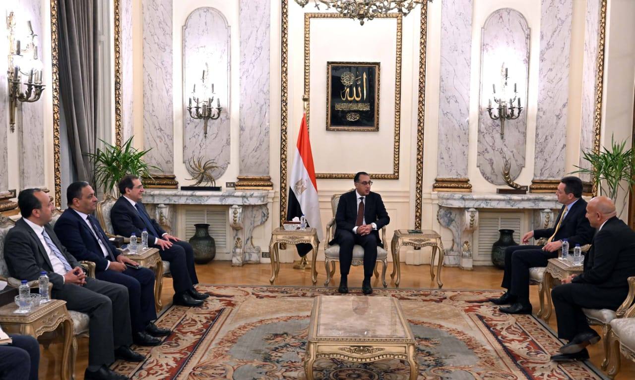 رئيس الوزراء مع النائب الأول لشركة إكسون موبيل الأمريكية