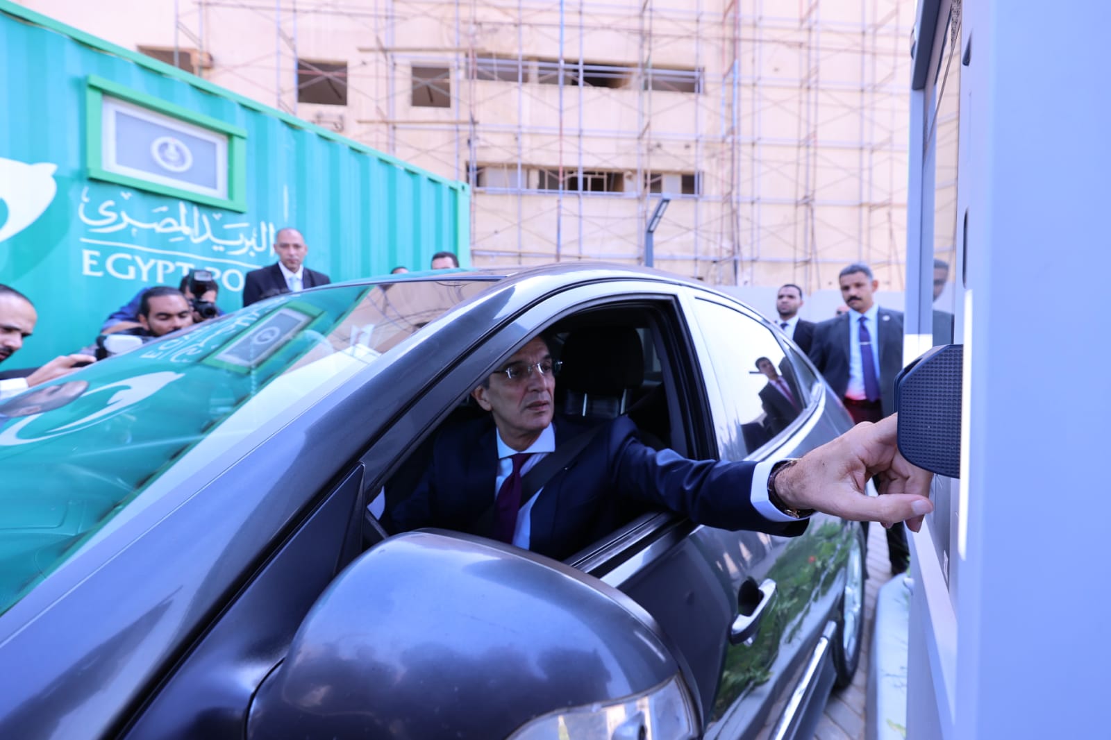 افتتاح أول نموذج لمكاتب البريد �الخدمة من داخل السيارة�
