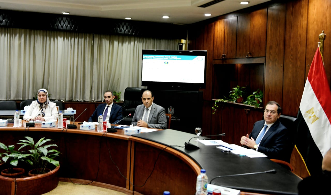 وزير البترول مع مجموعة من شباب مهندسى قطاع البترول