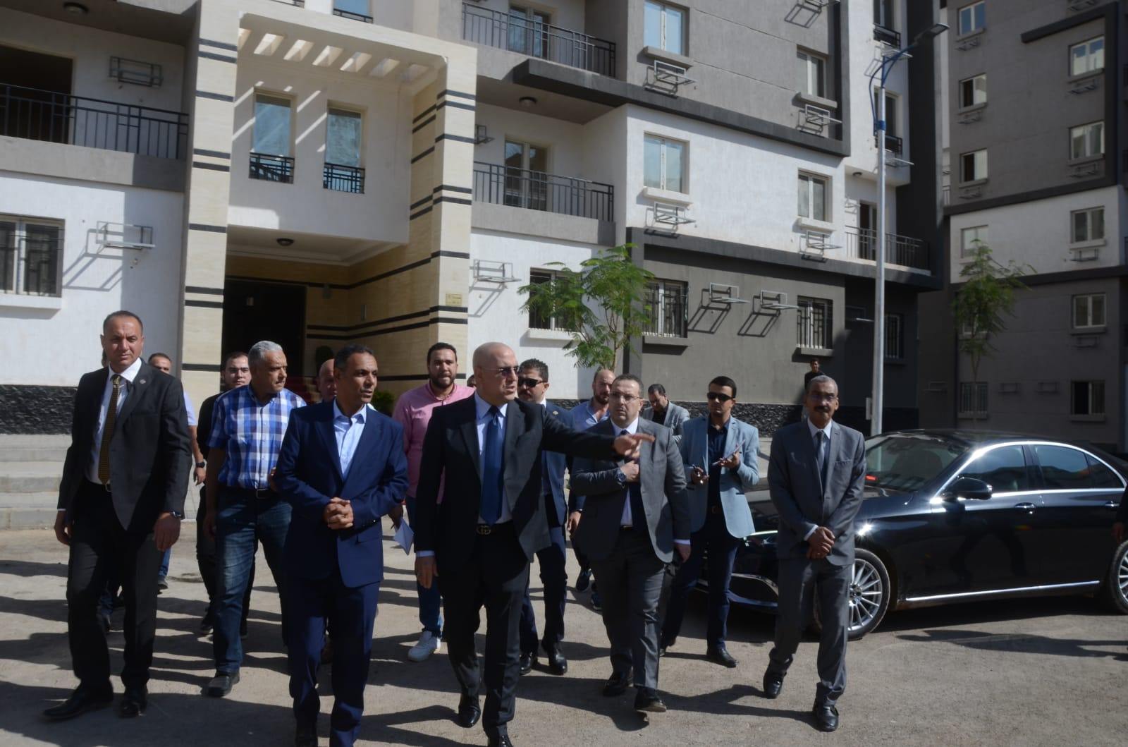 الجزار يتفقد الوحدات السكنية مشروع
