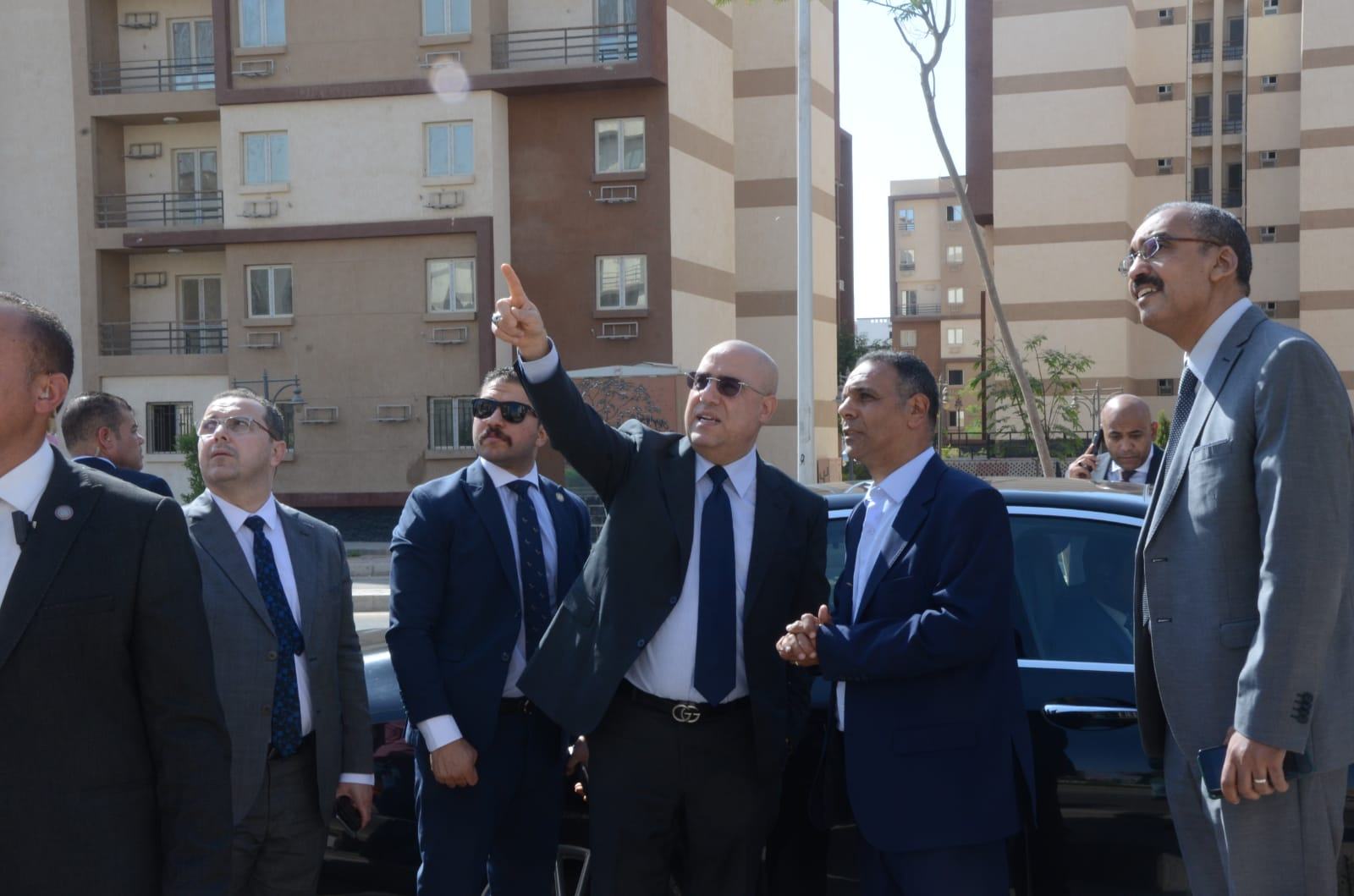 الجزار يتفقد الوحدات السكنية مشروع