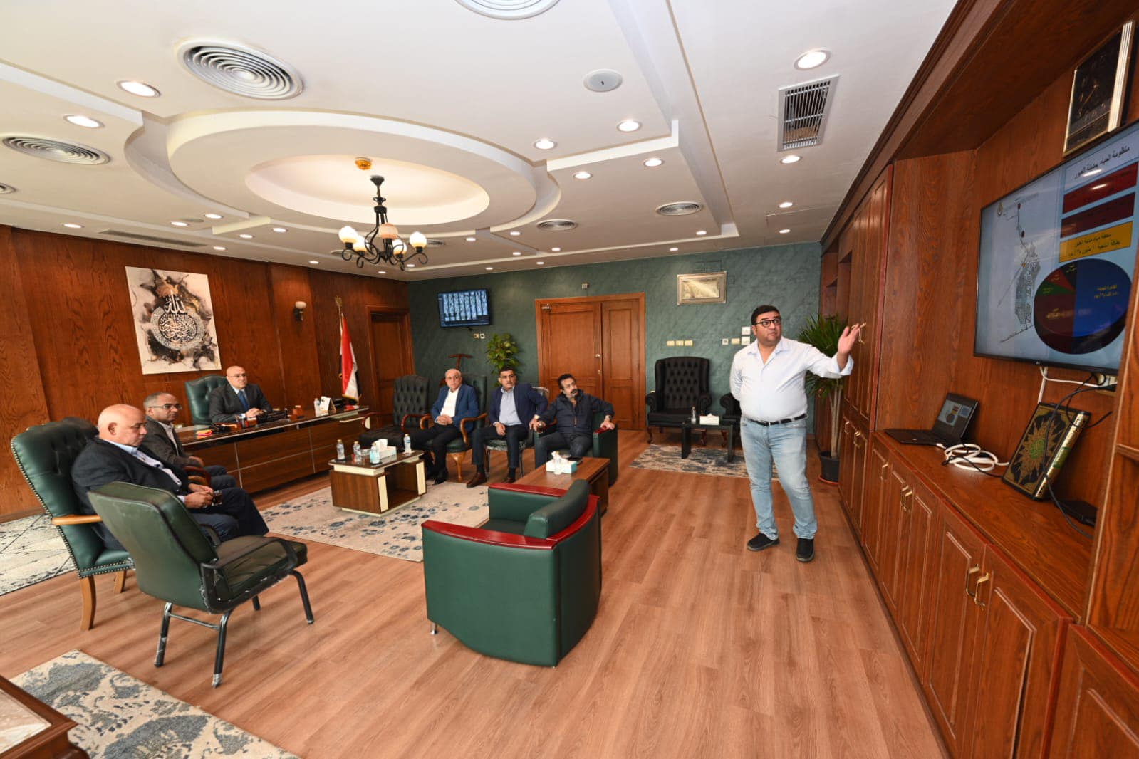 وزير الإسكان يعقد اجتماعا بمقر جهاز