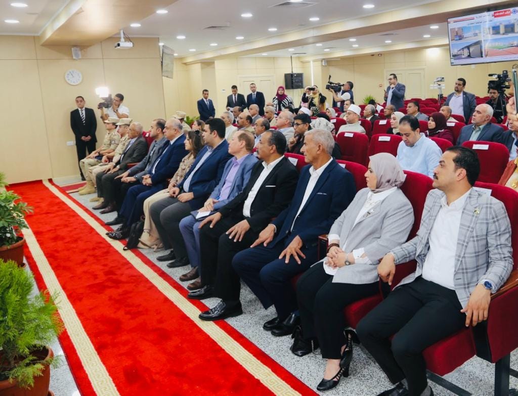 3 وزراء يشهدون عرضاً من محافظ السويس للمشروعات التنموية