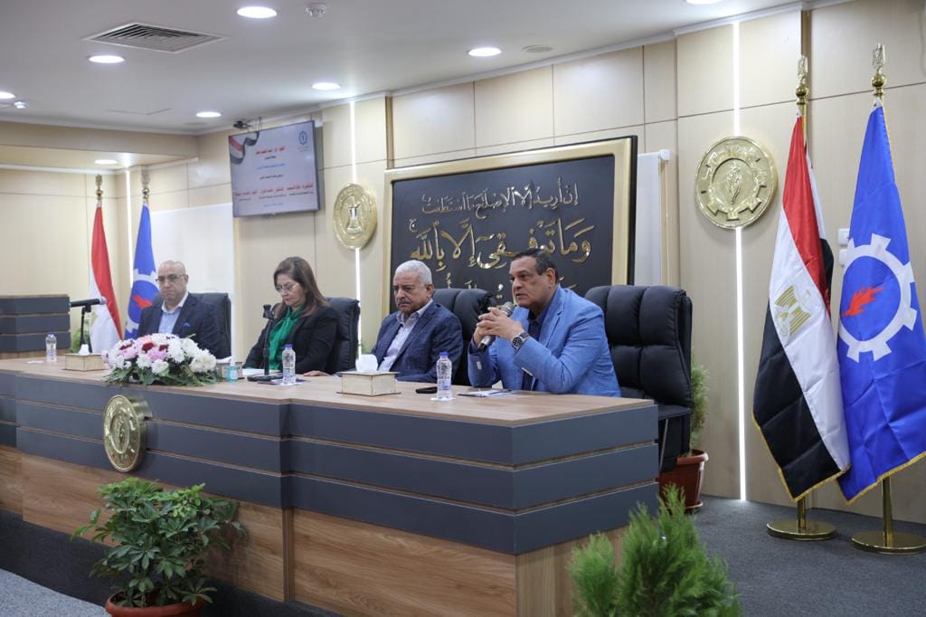 3 وزراء يشهدون عرضاً من محافظ السويس للمشروعات التنموية