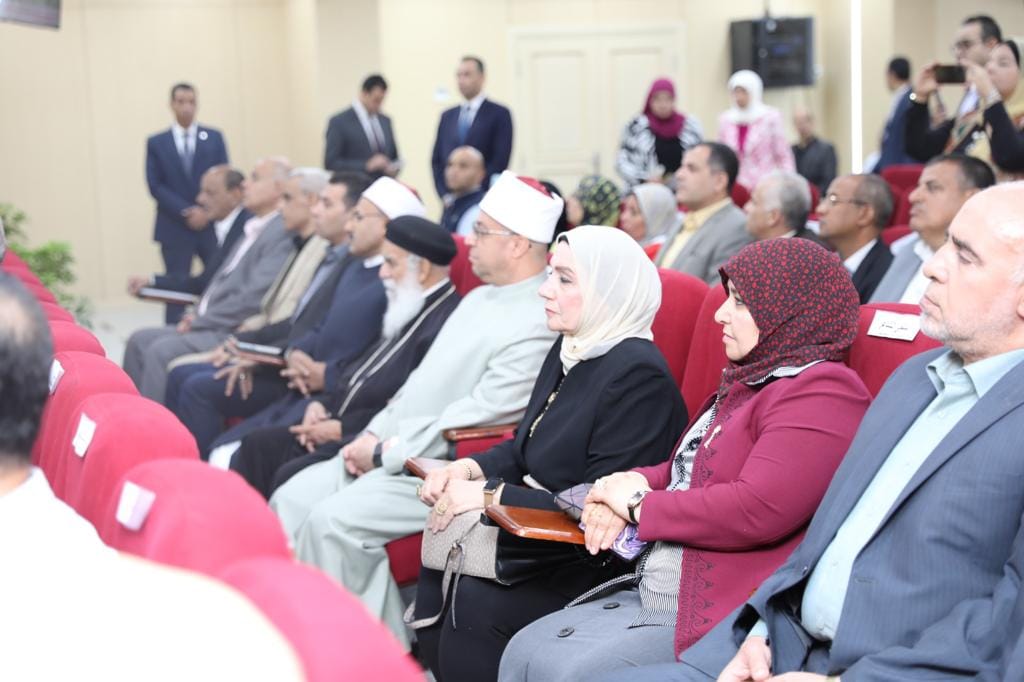 3 وزراء يشهدون عرضاً من محافظ السويس للمشروعات التنموية