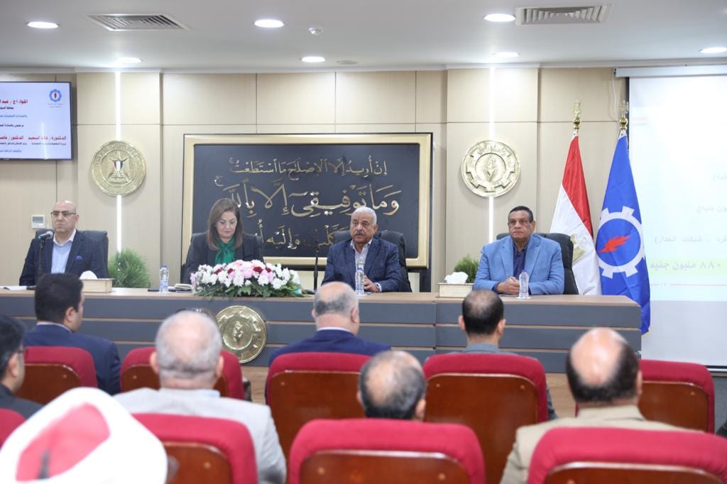 3 وزراء يشهدون عرضاً من محافظ السويس للمشروعات التنموية