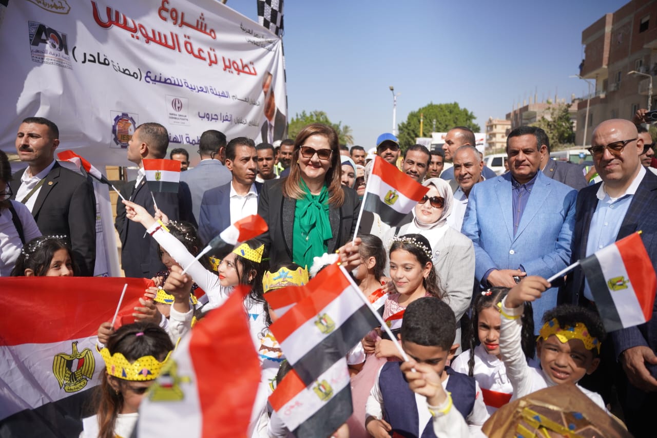 وزيرة التخطيط تفتتح عددًا من المشروعات التنموية بالسويس