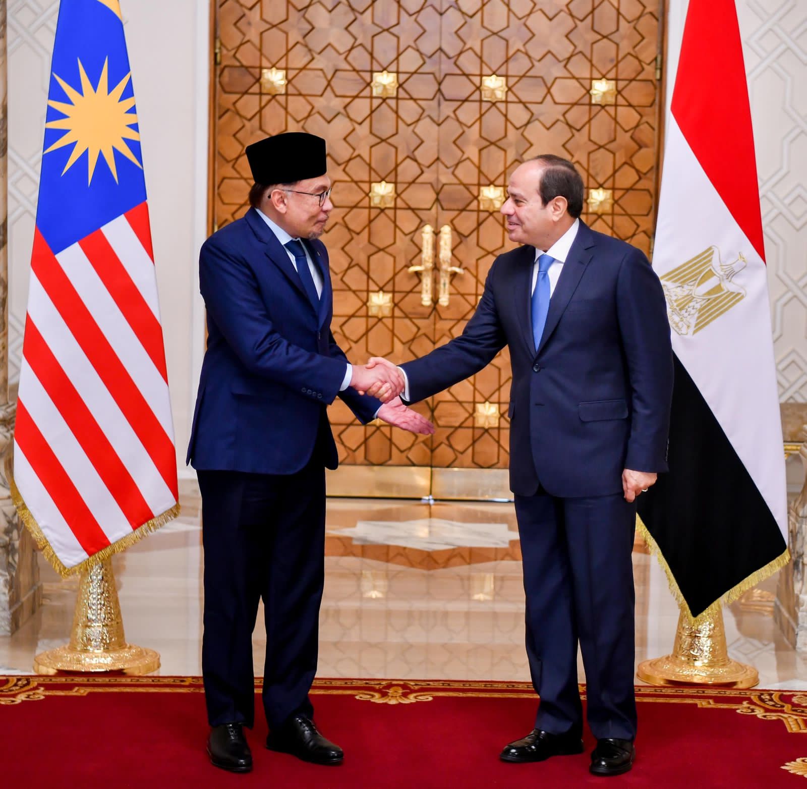 الرئيس السيسي يستقبل رئيس وزراء ماليزيا بقصر الاتحادية