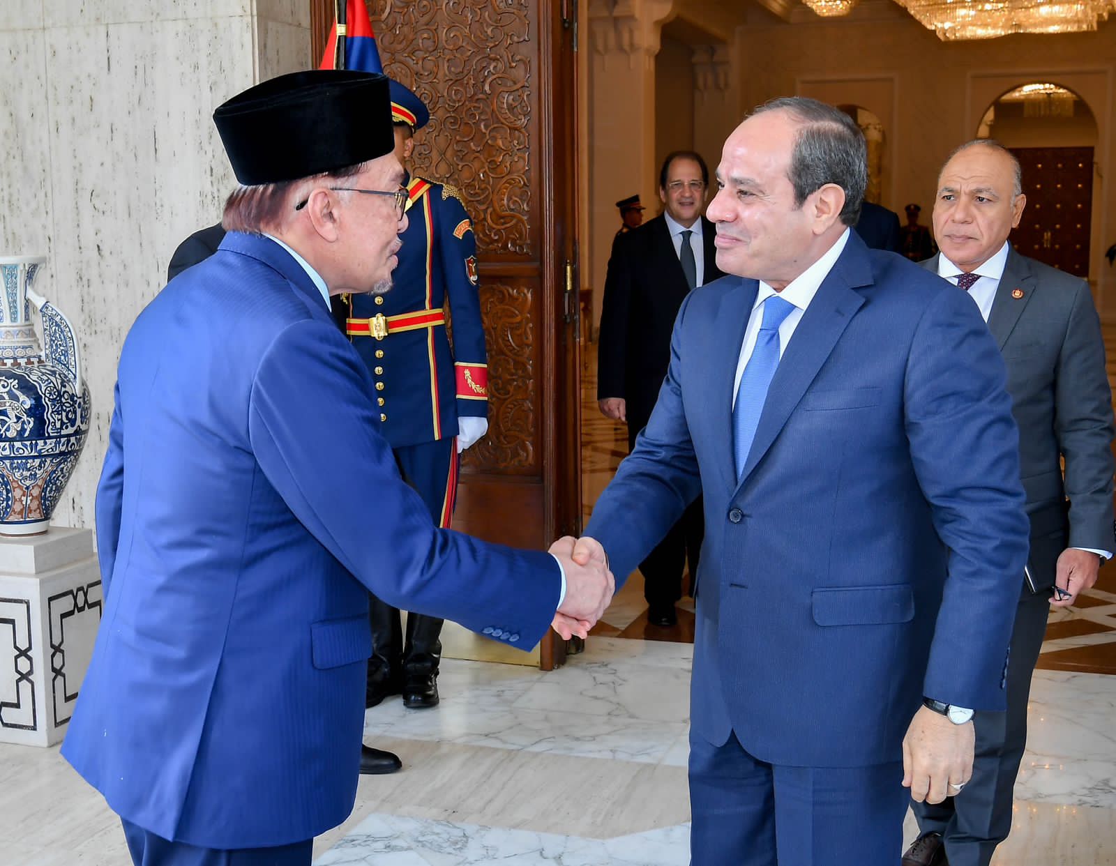 الرئيس السيسي يستقبل رئيس وزراء ماليزيا بقصر الاتحادية