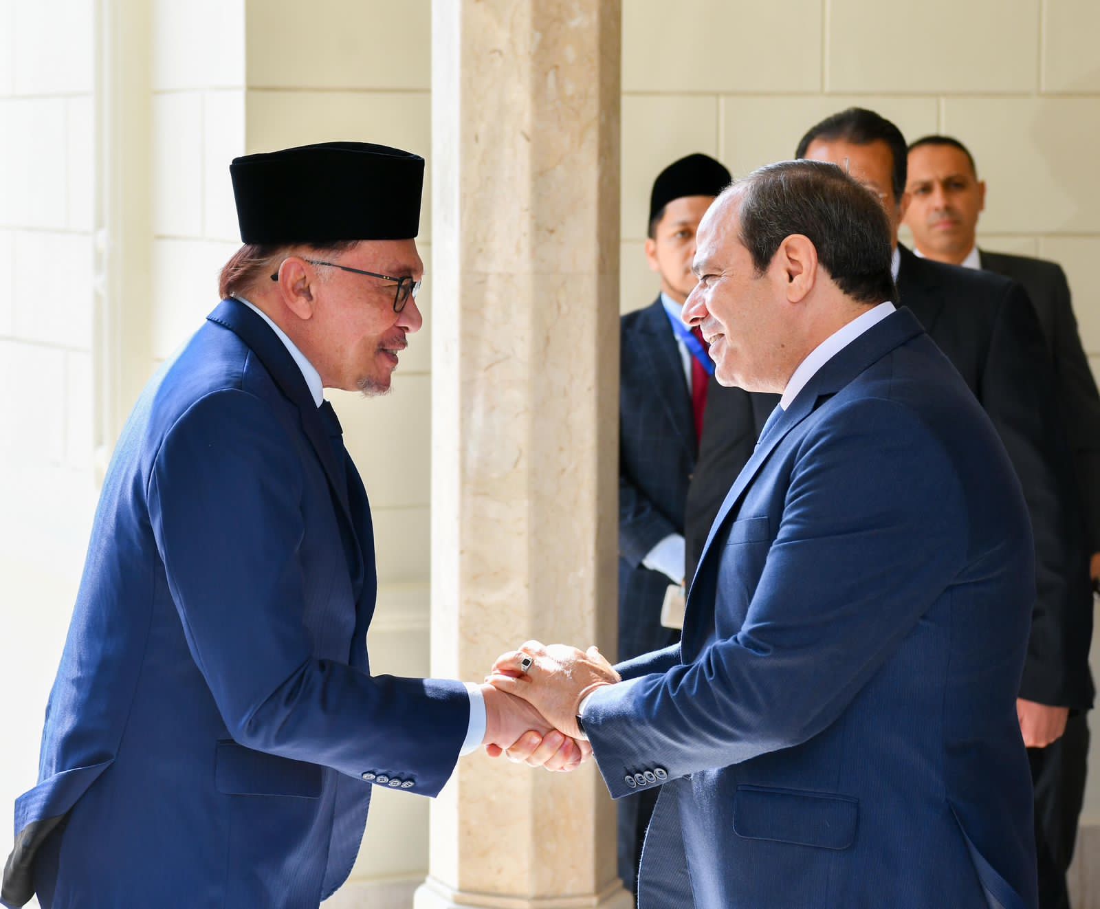 الرئيس السيسي يستقبل رئيس وزراء ماليزيا بقصر الاتحادية