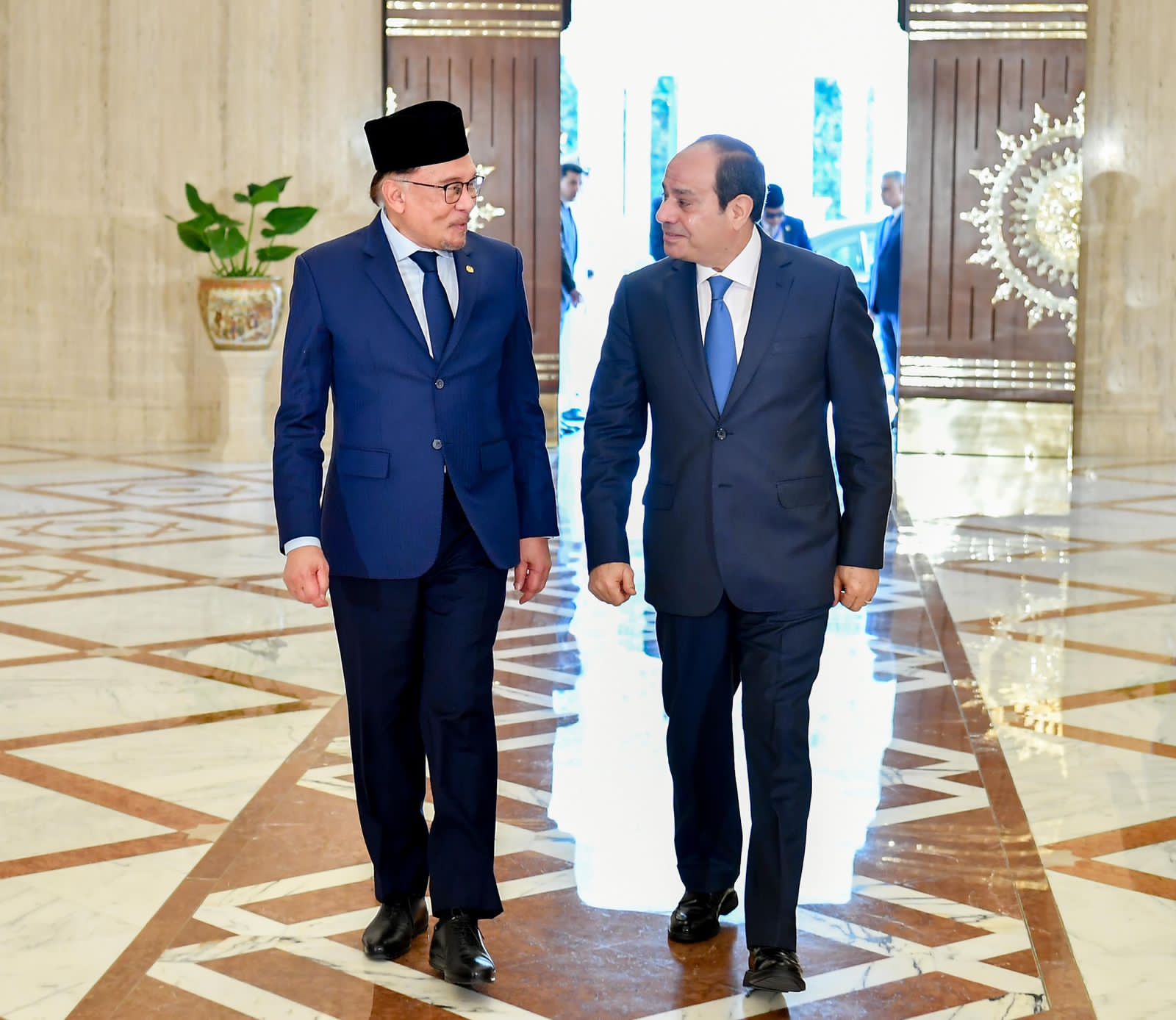 الرئيس السيسي يستقبل رئيس وزراء ماليزيا بقصر الاتحادية