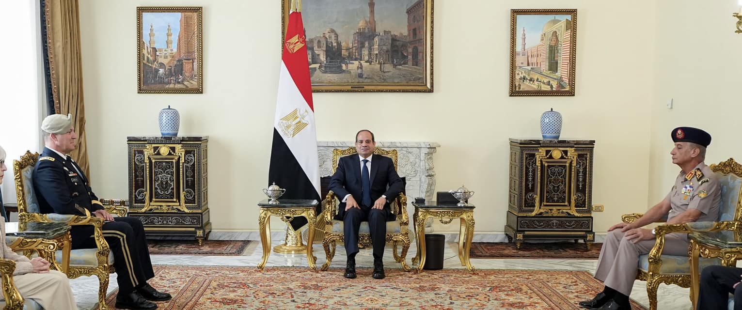 الرئيس السيسي يستقبل قائد القيادة المركزية الأمريكية