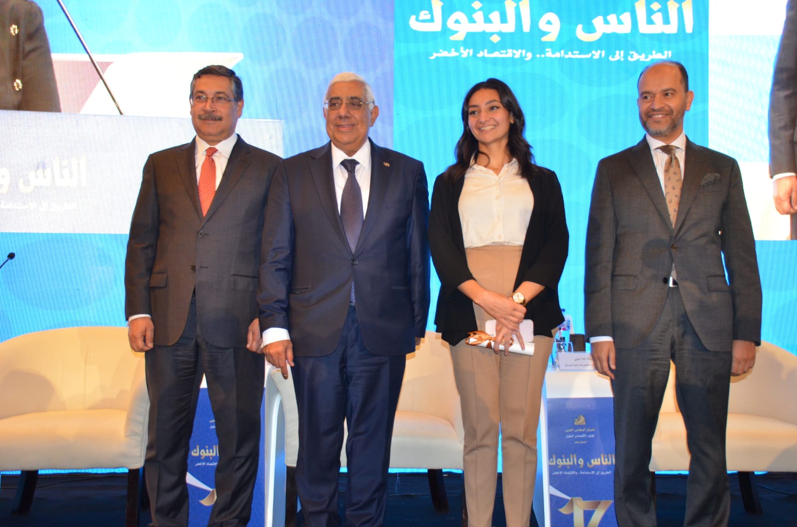 توزيع جوائز بنك الاسكان والتعمير خلال فعاليات مؤتمر الناس والبنوك