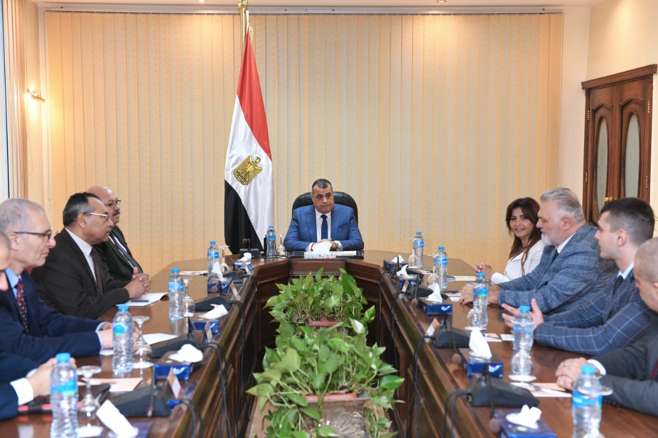 وزير الدولة للإنتاج الحربي يستقبل