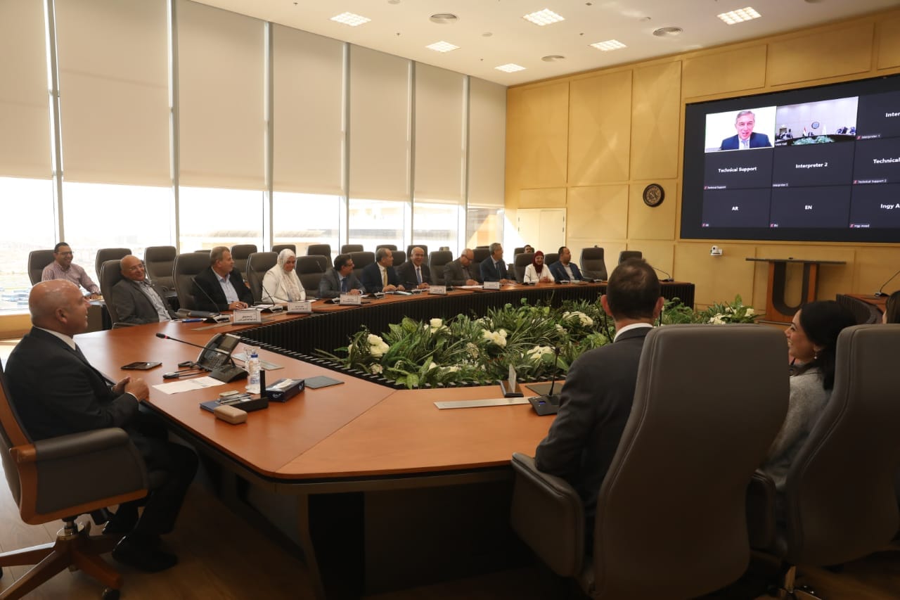 وزير النقل فى اجتماع مع وفد من البنك الدولي