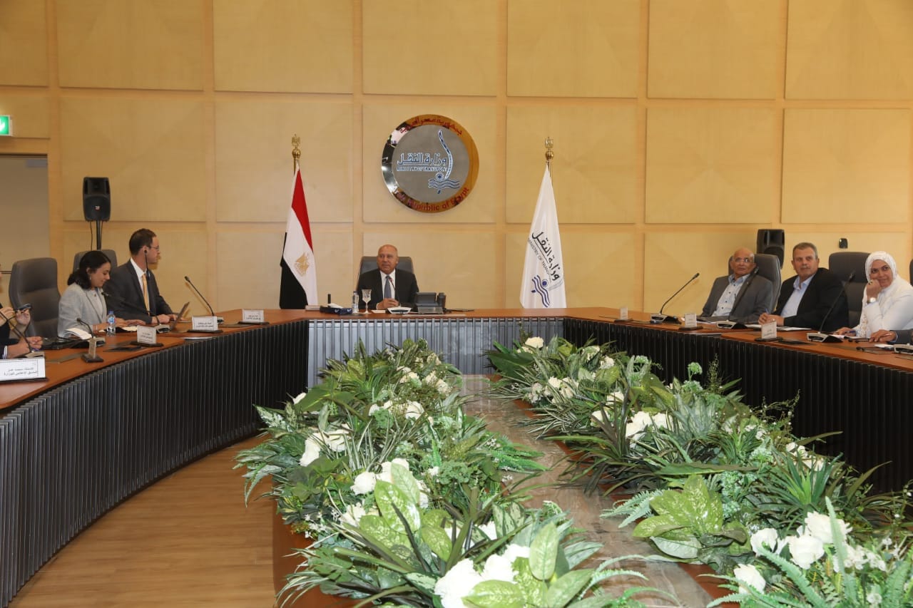 وزير النقل فى اجتماع مع وفد من البنك الدولي
