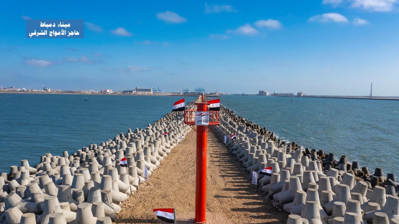 وزير النقل في جولة تفقديه بميناء دمياط البحري