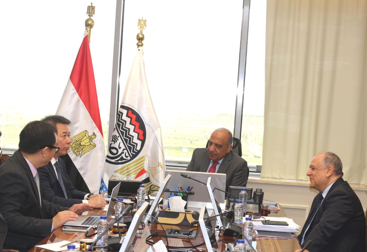 وزير قطاع الأعمال العام يلتقى مجموعة