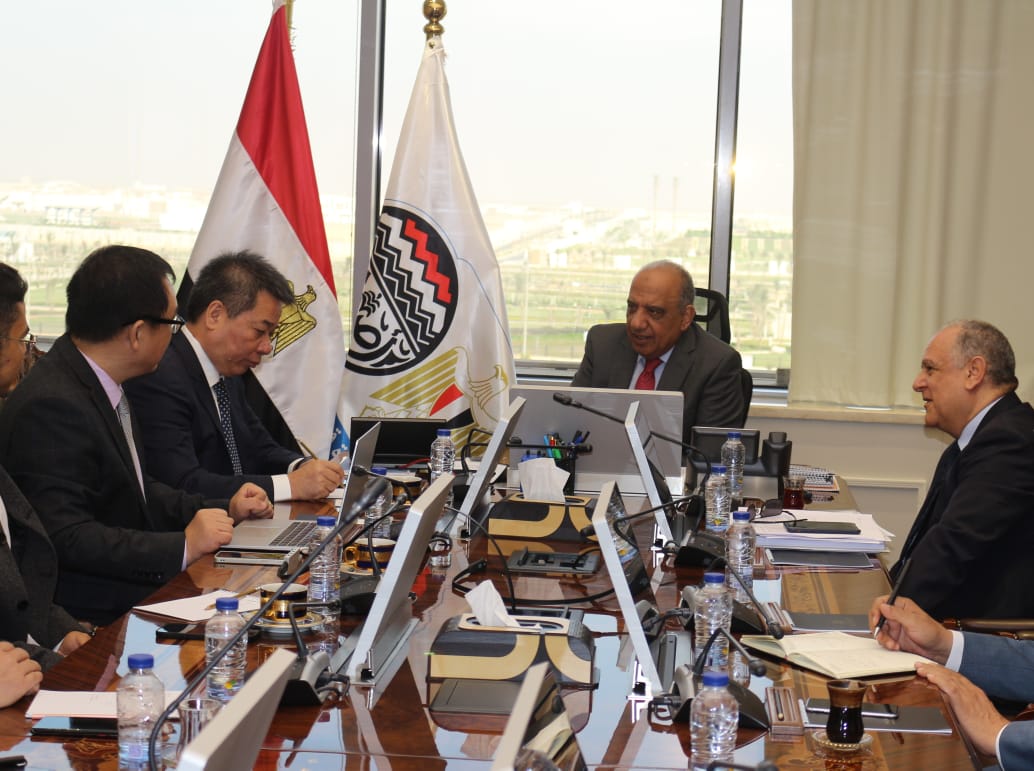 وزير قطاع الأعمال العام يلتقى مجموعة