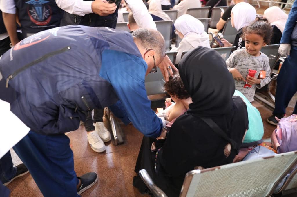 استقبال أول مجموعة من الأشقاء الفلسطينيين المصابين لعلاجهم بمصر