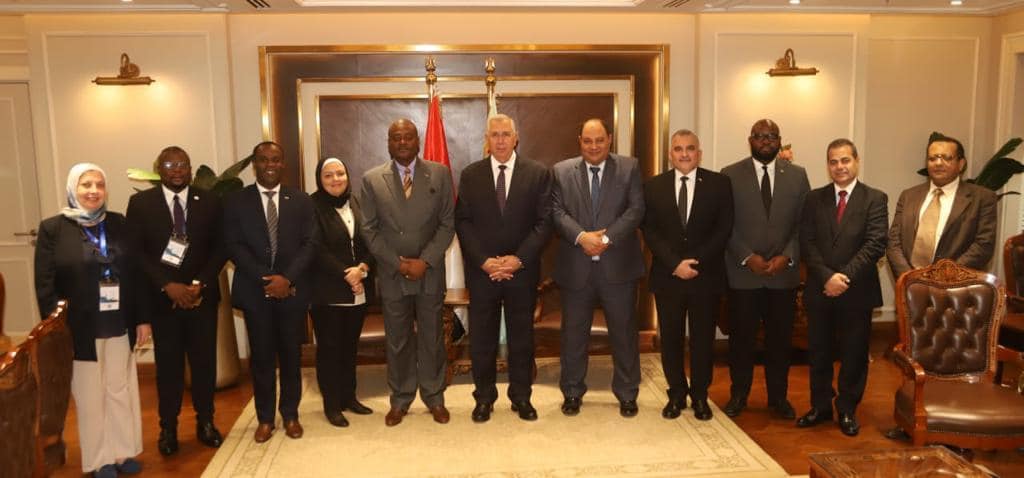 القصير مع وزير المصايد السمكية لدولة غينيا الاستوائية لتعزيز التعاون المشترك